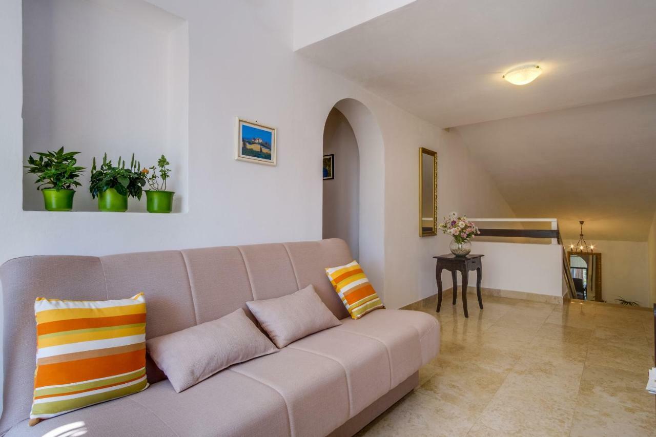 Apartments Mirella Mali Lošinj Eksteriør billede