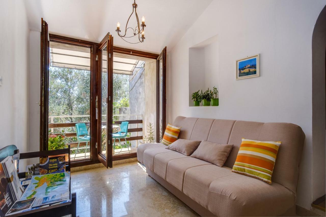 Apartments Mirella Mali Lošinj Eksteriør billede